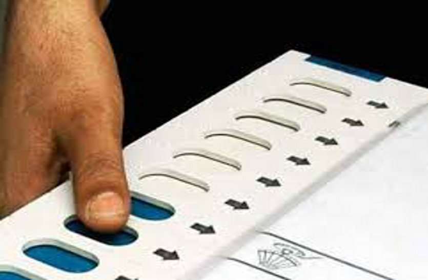 2-2 EVMs to be held in Badamalahar and bijawar MP Election News : नाम वापसी के बाद 6 विधानसभा सीटों पर 92 उम्मीदवार मैदान में