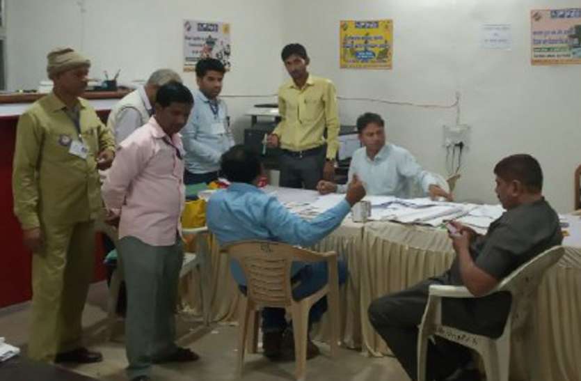 MP Election 2018: 44 candidates in three assembly in Singrauli रण छोडऩे तैयार नहीं चुनावी मैदान में उतरे प्रत्याशी, जानिए मुकाबले में हैं कितने लोग