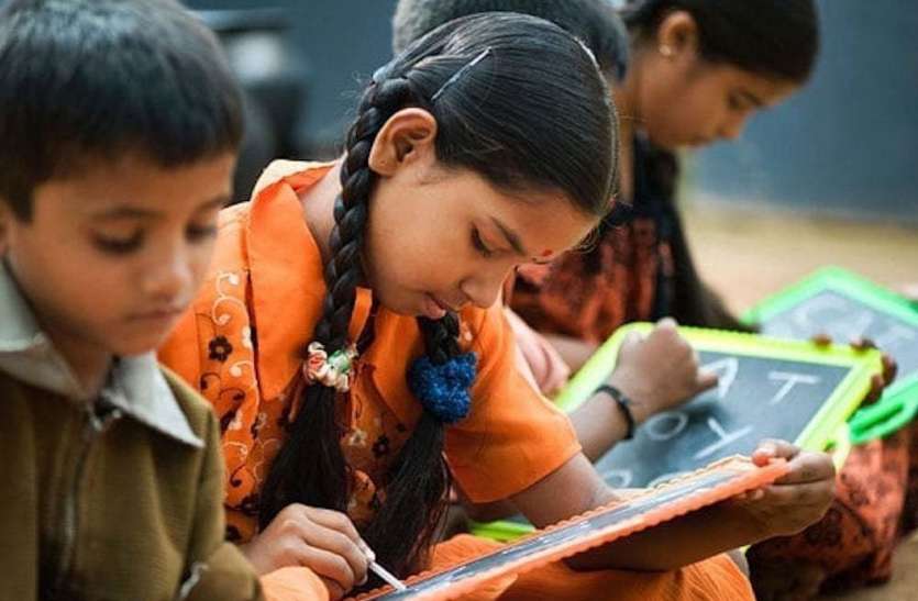 Children leaving wages in Kesala school केसला में स्कूल छोड़कर खेत में मजदूरी कर रहे बच्चे
