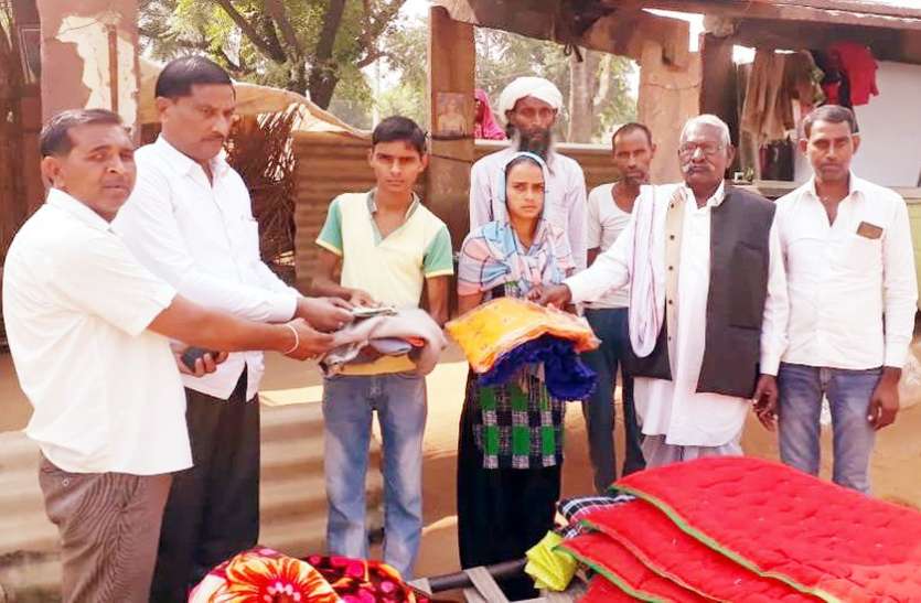 To put night in damaged petrol pumps, put the quilt - mattresses and w क्षतिग्रस्त पाटोरपोश में रात गुजारने के लिए रजाई- गद्दे व गर्म कपड़े दिए