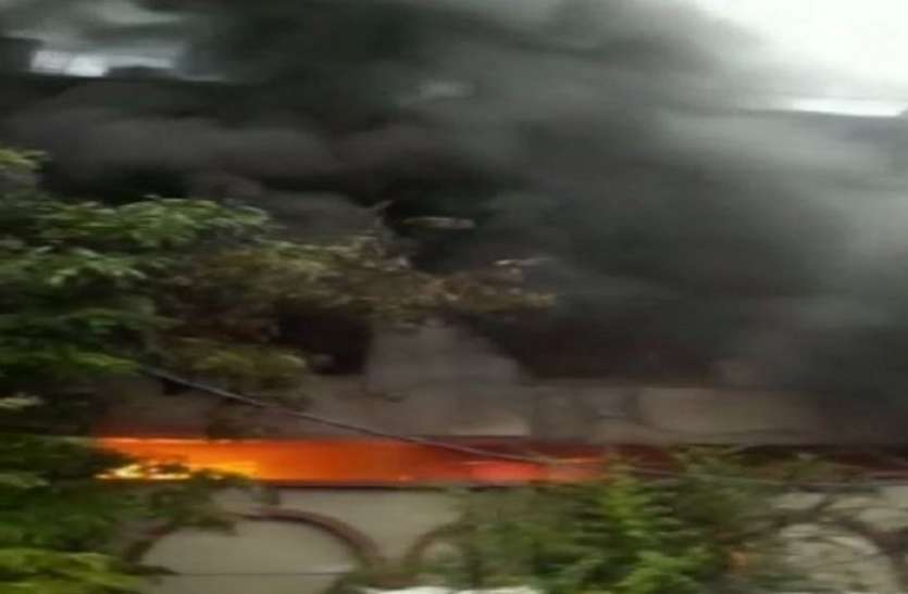 delhi बवाना स्थ्ति फैक्ट्री में लगी भीषण आग, दमकल की 22 गाड़ियां मौके पहुंचीं