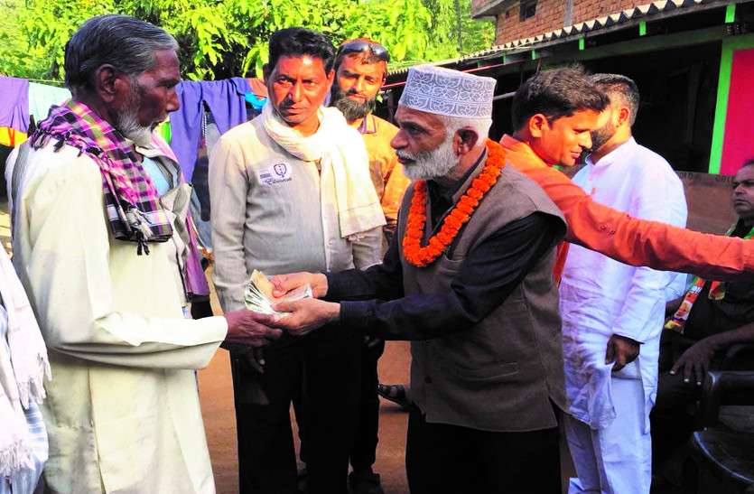 ग्रामीण को पैसे देते पकड़ाया नूर, तो सफाई में कहा पैसे का चुनाव से कोई संबंध नहीं, ये भी कहा... ग्रामीण को पैसे देते पकड़ाया नूर, तो सफाई में कहा पैसे का चुनाव से कोई संबंध नहीं, ये भी कहा...
