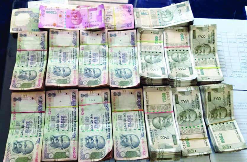 jashpur nagar संयुक्त जांच टीम ने कार से बरामद किए 4 लाख 94 हजार 640 रुपए