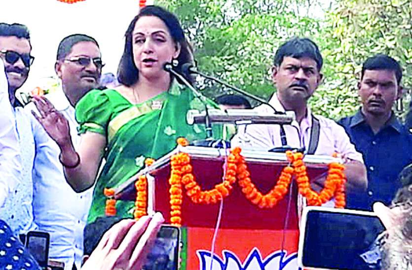 स्टार प्रचारक हेमा मालिनी ने की छत्तीसगढ़ की तारीफ, कहा- सीएम ने किया चहुमुंखी विकास स्टार प्रचारक हेमा मालिनी ने की छत्तीसगढ़ की तारीफ, कहा- प्रदेश में रमन सिंह ने किया चहुमुंखी विकास