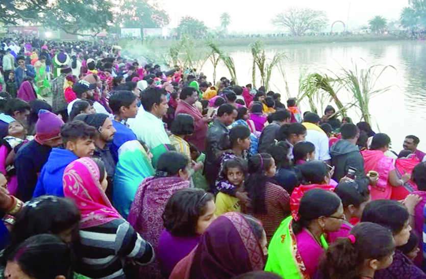 chhat puja बुधवार को उगते सूर्य को अघ्र्य देने के साथ हुआ छठ महापर्व समापन