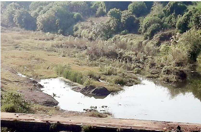 The water level falling in the cold यहां ठंड में गिर रहा जलस्तर