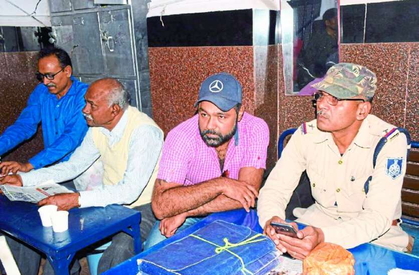 MP election 2018: satna GRP ne pakde 13 lakh rupaye MP पुलिस की बड़ी कार्रवाई: GRP ने पकड़े 13.44 लाख रुपए, ऐसे व्यापारी छिपाकर ले जा रहा था रकम