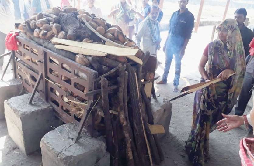 crime बेटे का फर्ज निभाते हुए बेटी ने मां की अर्थी को दिया कंधा