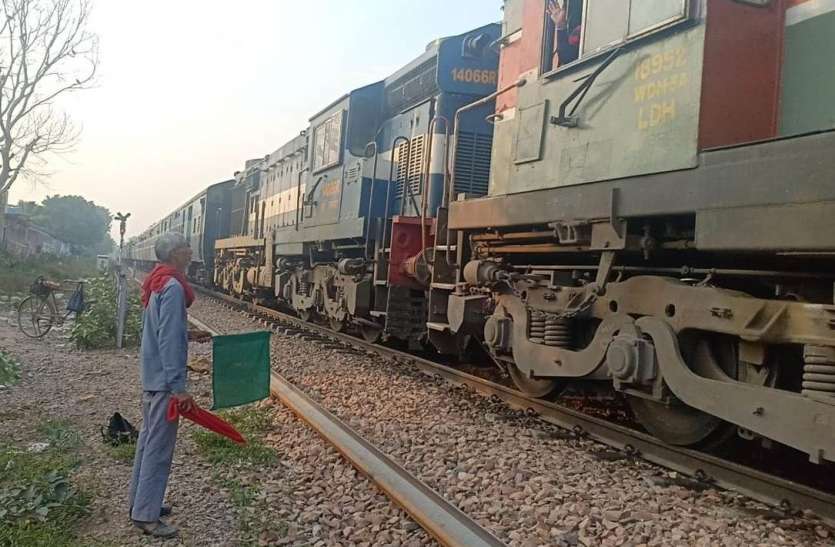 fracture-in-train-line-slow-train रेल लाइन में हुआ फ्रेक्चर, धीमी गति से गुजारी ट्रेन
