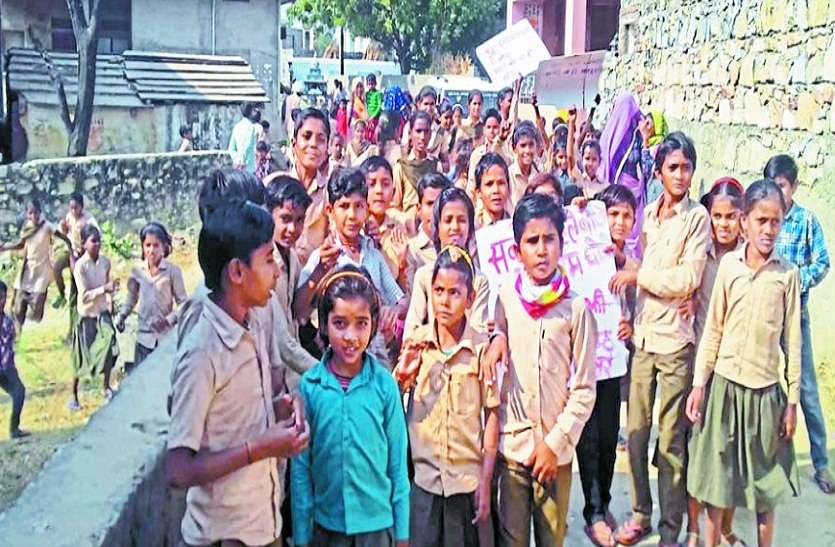 छात्र छात्रा व आंगनबाड़ी कार्यकर्ता। मतदान करने के लिए किया जागरूक