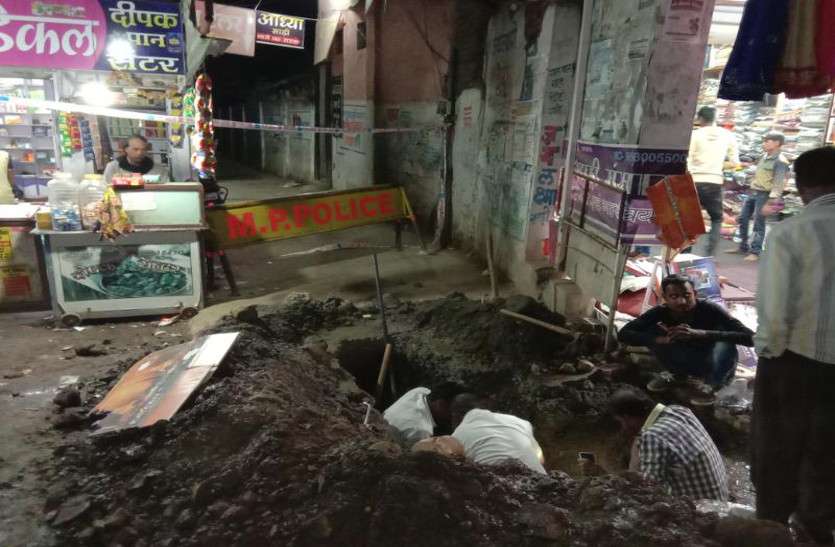 Road made up of broken pipeline टूटी पाइपलाइन के ऊपर बना दी सड़क