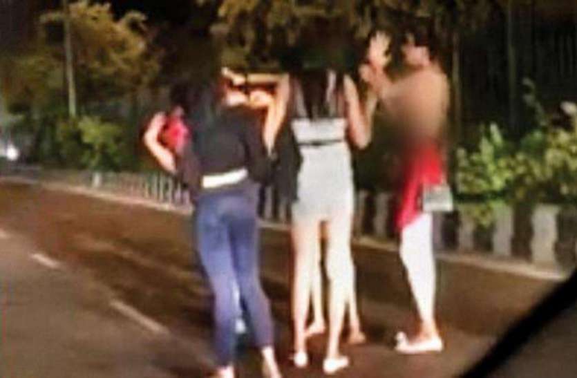 delhi सरेआम दिल्ली के इस पुल पर किन्नरों ने उतार दिए कपड़े, वीडियो हुआ वायरल