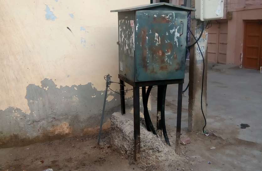 Underground cables Done 'underground, forgot to put the box DISCOMS अंडरग्राउंड केबल का काम हो गया 'भूमिगत, बॉक्स लगाकर भूल गया डिस्कॉम