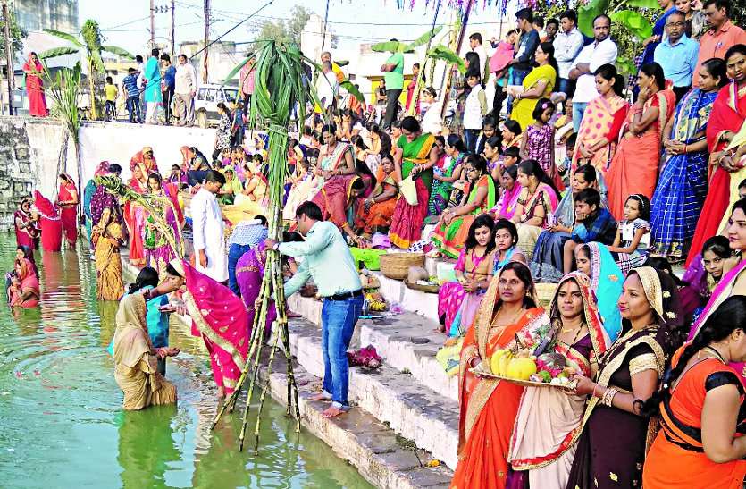 system उगते सूरज को पहला अध्र्य देने के साथ हुआ छठ पर्व का आरंभ