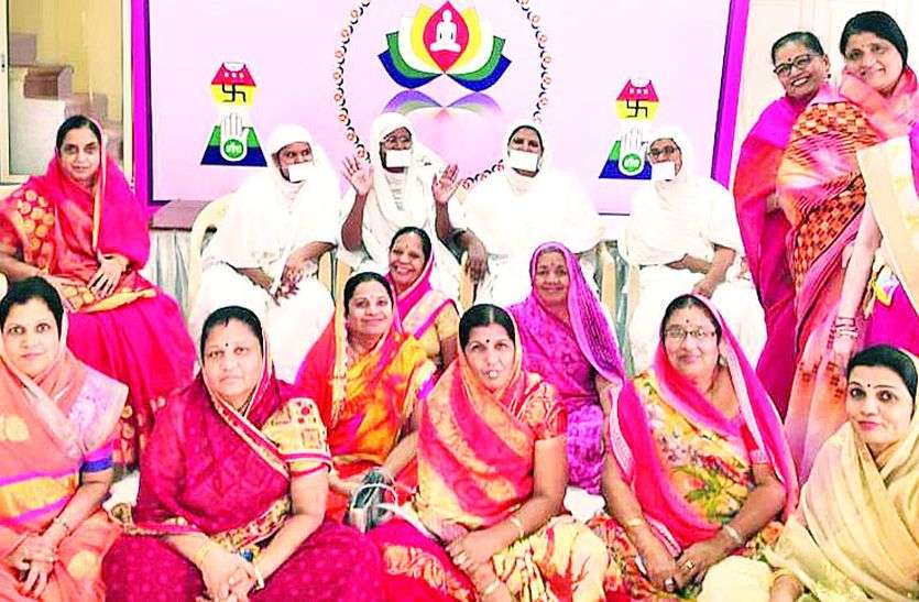 jainism साध्वियों से लिया आशीर्वाद, सुने प्रवचन