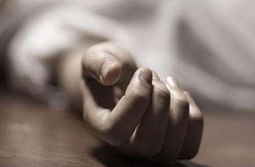 सूचना मिलते ही भागे-भागे ग्रामीण के घर पहुंची पुलिस, कमरे के भीतर जाकर देखा तो उड़ गए होश सूचना मिलते ही भागे-भागे ग्रामीण के घर पहुंची पुलिस, कमरे के भीतर जाकर देखा तो उड़ गए होश