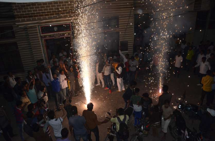 Ratan Jaldhari supporters Celebration Like as diwali रतन जलधारी को टिकट मिलते ही समर्थकों ने एक बार फिर मनाई दिवाली