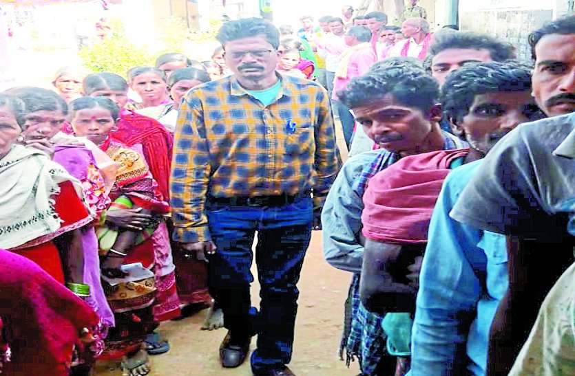 Chhattisgarh Election छत्तीसगढ़ चुनाव: 20 किमी पैदल दुर्गापुर बूथ पहुंचा मतदान दल, पहली बार 81 फीसदी वोटिंग