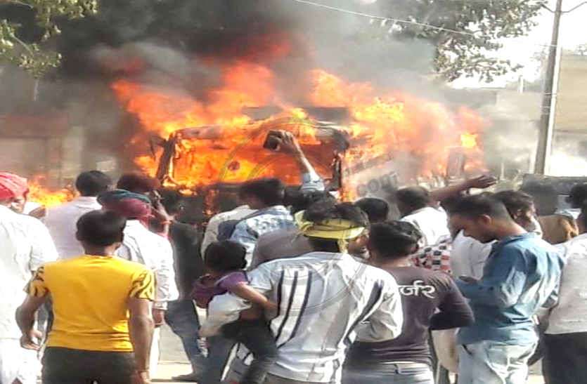 Fire-fighting tractor trolley burns in bhilwara नेताजी के स्वागत में आतिशबाजी पड़ी भारी, चिनगारी घास से भरा ट्रैक्टर जला, बस और बाइक भी चपेट में