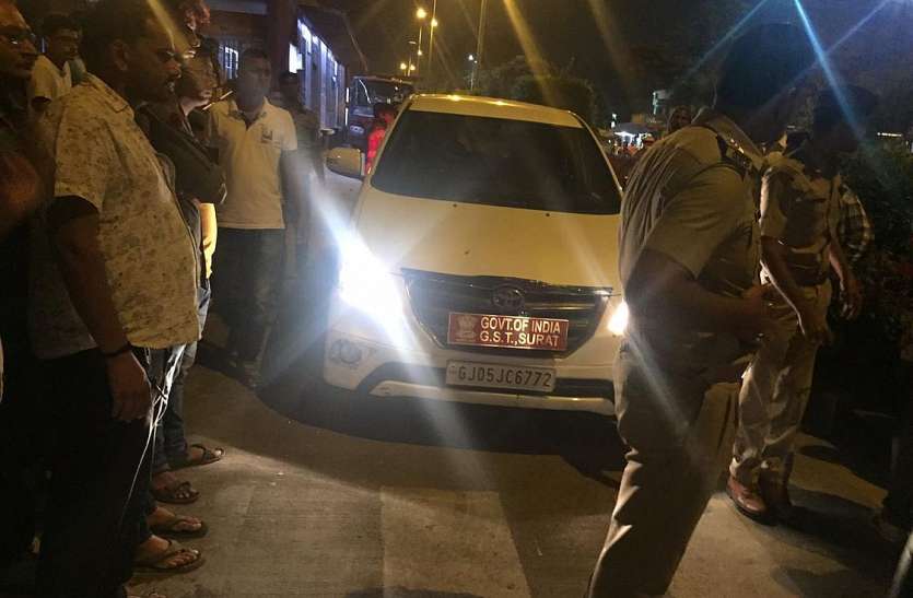 file सीजीएसटी अधिकारी की गाड़ी बीआरटीएस में घुसी