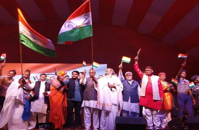 kalki mahotsav बड़ी खबर: शिवपाल यादव के साथ एक मंच पर आए कांग्रेस के यह दिग्गज नेता और हार्दिक पटेल, सियासी गलियारों में खलबली