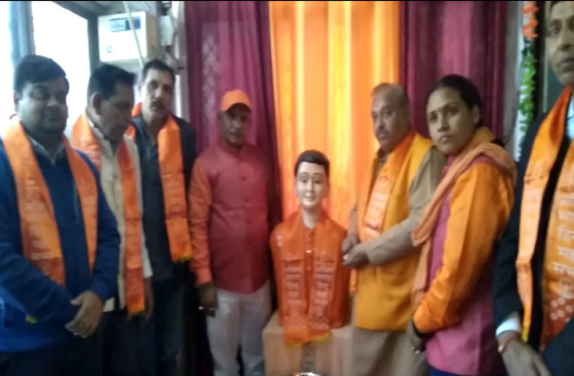 Godse महात्मा गांधी के हत्यारे गोडसे की इस हिन्दूवादी संगठन ने धूमधाम से मनाया बलिदान दिवस