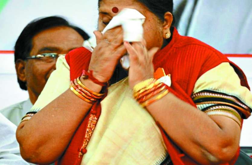 patrika राहुल गांधी को चुनावी सभा में पीला लिफाफा थमाकर मंच पर रो पड़ी पूर्व विधायक, कांग्रेस नेताओं की उड़ी रहीं हवाईयां