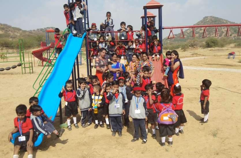 kids celebrate children's day in schools बच्चों ने कुछ यूं मनाया बालदिवस : खेले मनचाहे खेल , लिए स्वादिष्ट व्यंजनों के चटखारे