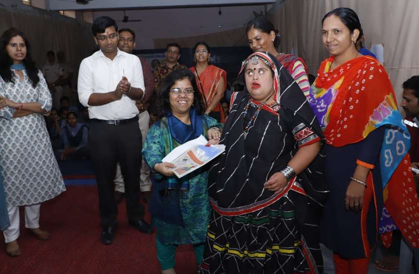 collector dogra invite disabled and invite them for voting कलक्टर डोगरा हुई दिव्यांगों से रूबरू , मतदान करने के लिए कार्ड देकर किया आमंत्रित