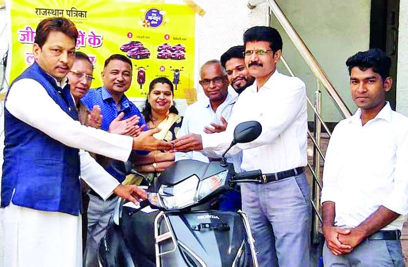 mega mansoon offer विजेता नरेश पटेल को मिला स्कूटर