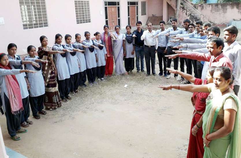 resolve-to-vote-independently स्वतंत्र रुप से मतदान करने का लिया संकल्प, फेक न्यूज से बचने की साफ छवी के प्रत्याशी को चुनने की कही बात