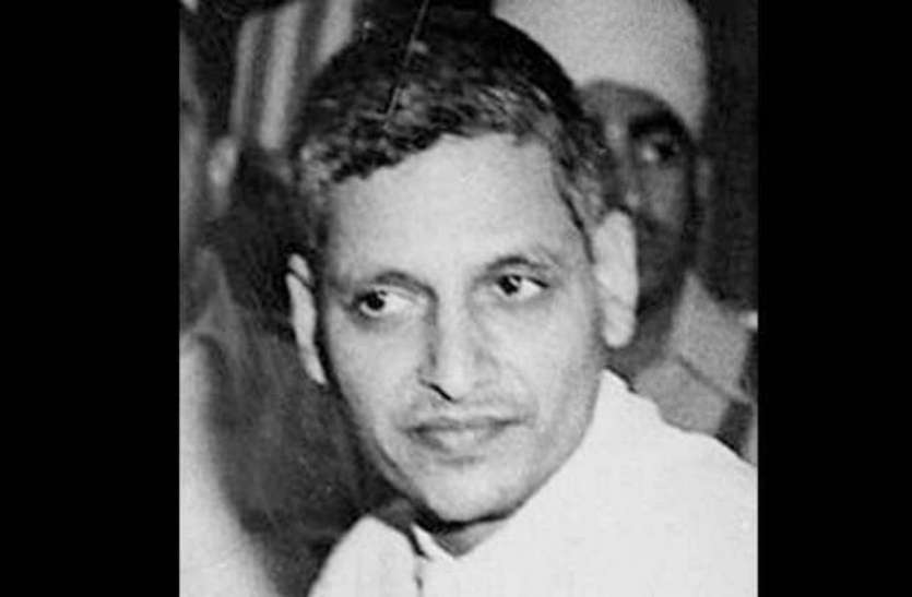 महात्मा गांधी की हत्या के पीछे ये है असली वजह, नाथूराम गोडसे ने सीने पर मारी थी तीन गोलियां महात्मा गांधी की हत्या के पीछे ये है असली वजह, नाथूराम गोडसे ने सीने पर मारी थी तीन गोलियां