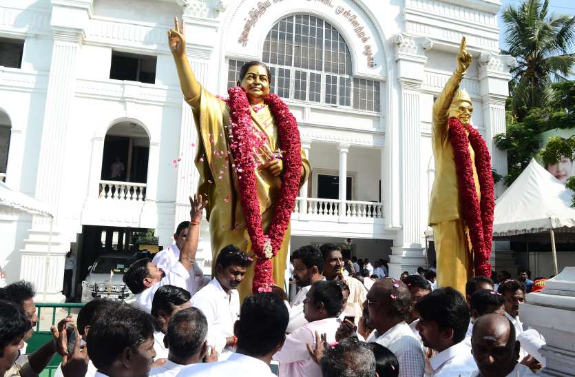 Jayalalitha's new life sized statue Unveiled जयललिता की नई आदमकद प्रतिमा का अनावरण