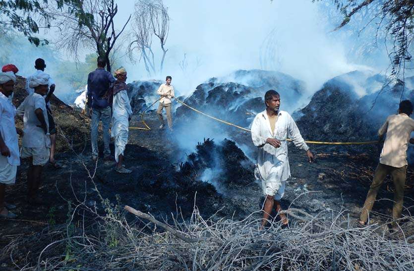 fires-and-cereals-burned-by-fire पहले हुआ जोरदार धमाका और फिर लगी आग से 85 ट्रॉली चारा व अनाज जलकर हुआ राख