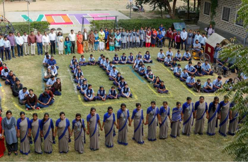 students took oath for voting in election मतदाताओं को स्वीप गतिविधियों से किया जागरूक , निर्वाचन की दिलायी शपथ