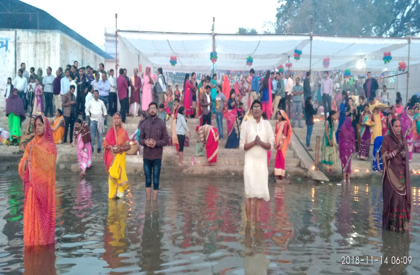 Chhath puja छठ घाट पर आस्था का उमड़ा सैलाब, व्रती महिलाओं ने उगते सूरज को दिया अघ्र्य