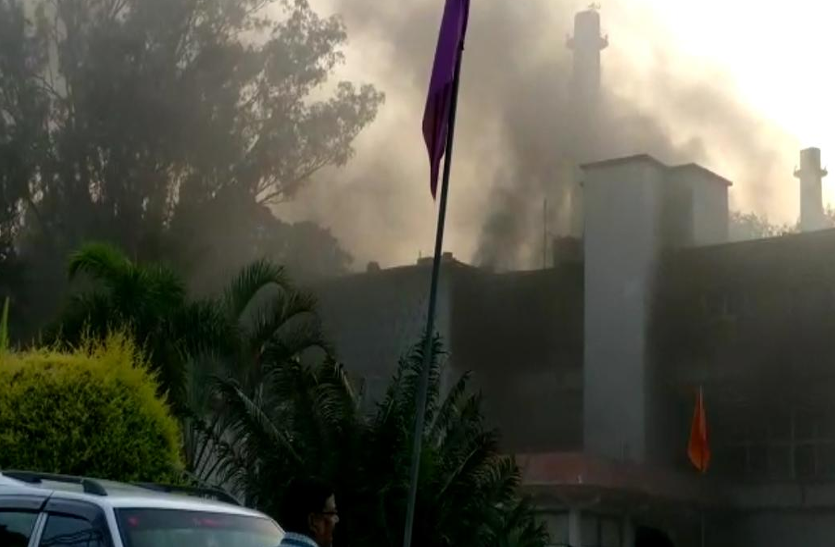 Jharkhand Police Headquarters झारखंड पुलिस मुख्यालय में लगी भीषण आग, अफरा-तफरी में सुरक्षा में तैनात एक जवान ने पहली मंजिल से लगाई छलांग