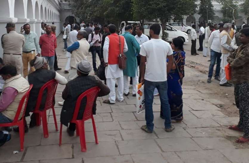 MP election 2018: Five left before election MP election 2018: चुनाव मैदान में 158 सूरमा, चार विधानसभा में बीजेपी, एक में कांग्रेस व दो में बसपा को पहले नंबर पर मिला चिन्ह