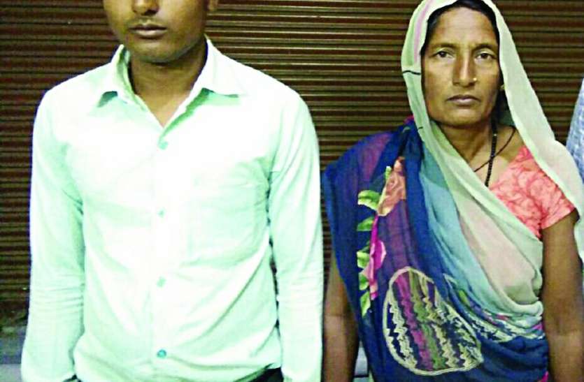 Police accused of molesting mother and son by going into the house पुलिस की बर्बरता: पुलिस पर घर में घुसकर मां-बेटे को पीटने का आरोप