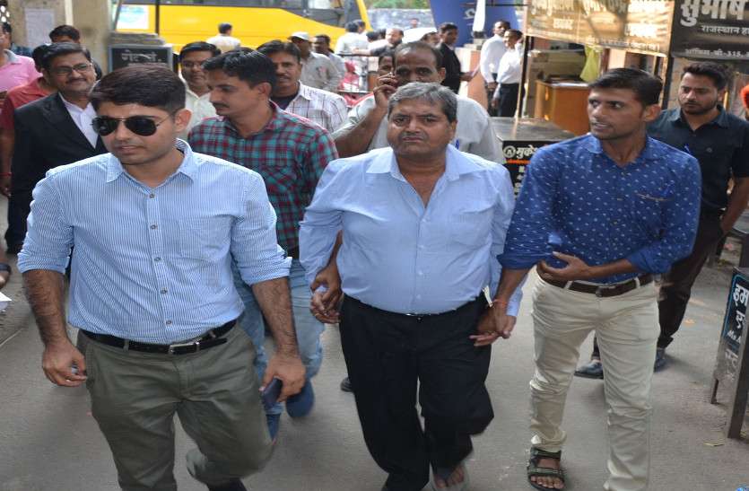 Wanted accused were living in jodhpur last six months छह माह से जोधपुर में छुपा था करोड़ों के फर्जी ऋण लेने का आरोपी