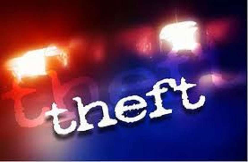 Mobile stolen from police station नशेड़ी ने पुलिस के मोबाइल पर ही किया हाथ साफ