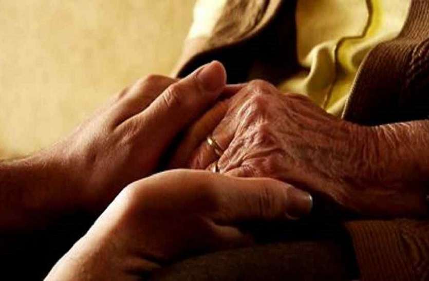 old women छठ के महापर्व पर अपनी मां को घर में बंद कर गया कलियुगी बेटा, पांच दिन तक भूख से तड़पती रही