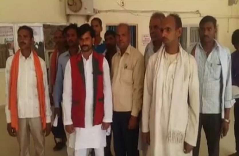 Sarkari Officer not pay to Manrega workers अधिकारियों ने मनरेगा मजदूरों का नहीं किया भुगतान, तो जमकर किया प्रदर्शन