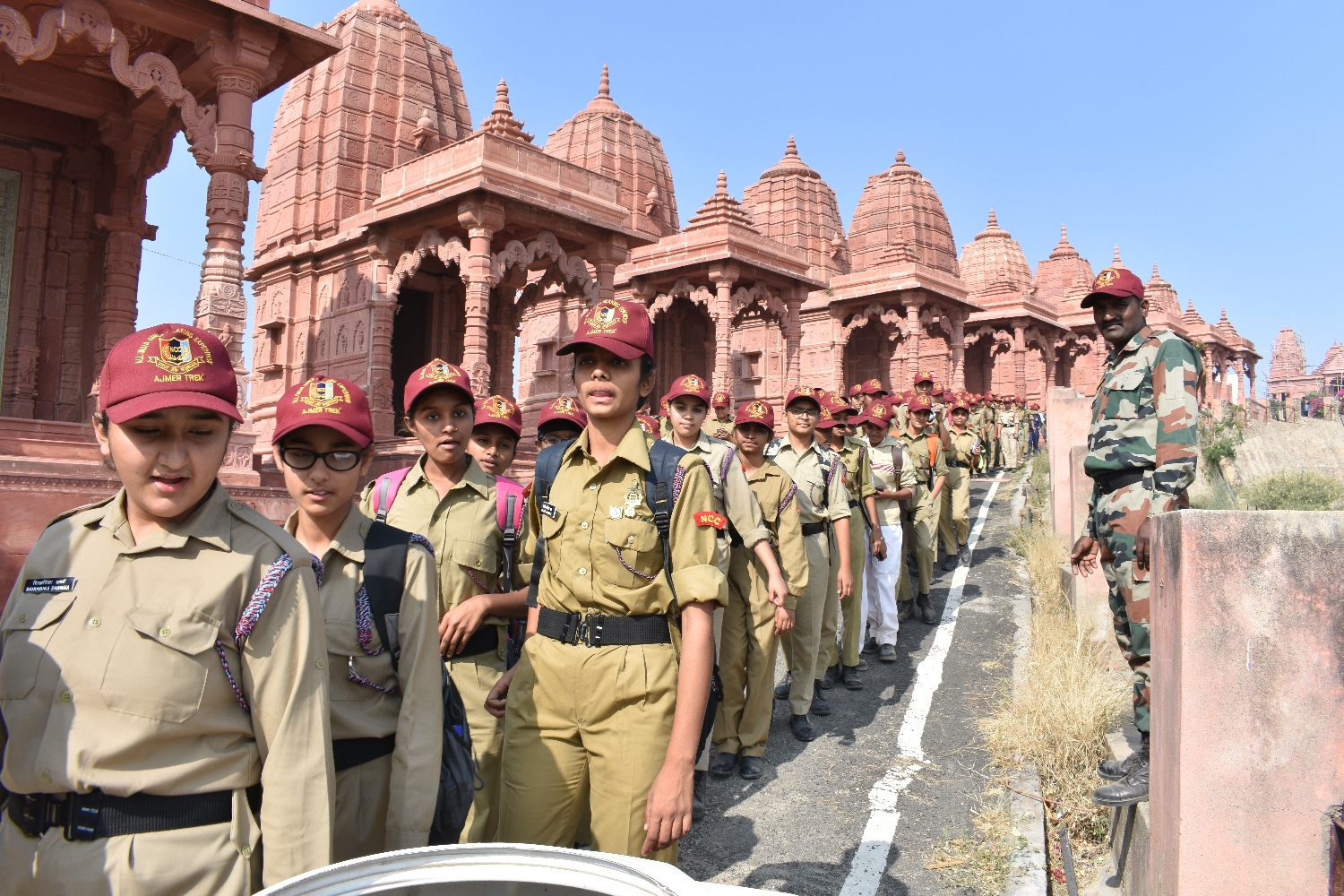 ncc cadets tracking in ajmer's nareli hills भारत माता के जयकारों से गूंज उठी नारेली की पहाडिय़ां , जब एनसीसी कैडट्स ने की इन पहाडिय़ों पर ट्रेकिंग