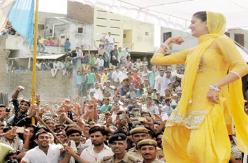 one died in escapement during sapna choudhary's program in begusarai बेगूसराय: हरियाणवी डांसर सपना चौधरी के कार्यक्रम में फैंस ने काटा बवाल, भगदड़ मचने से एक की मौत