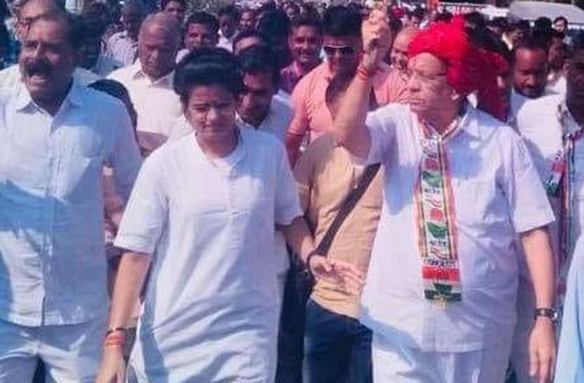 patrika चुनावी रण में उतरे पिता की मदद के लिए अपना पेशा छोड़ बेटों ने तो कही बेटी ने संभाली कमान
