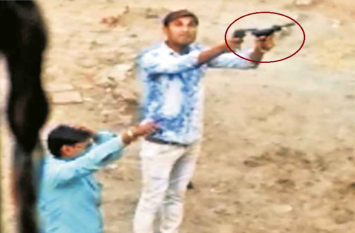 Illegal sale of alcohol continue in bihar, exclusive video viraled यह कैसी शराबबंदी?...शराब बेचने का विरोध करने पर बंदूक का डर दिखाकर मुंह बंद कर रहे माफिया,वीडियो हुआ वायरल