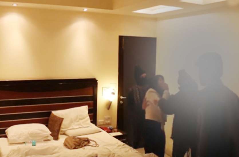 hotel गेस्ट हाउस में लड़की लेकर पहुंचा लड़का, कमरा खुलते ही पुलिस ने किया गिरफ्तार