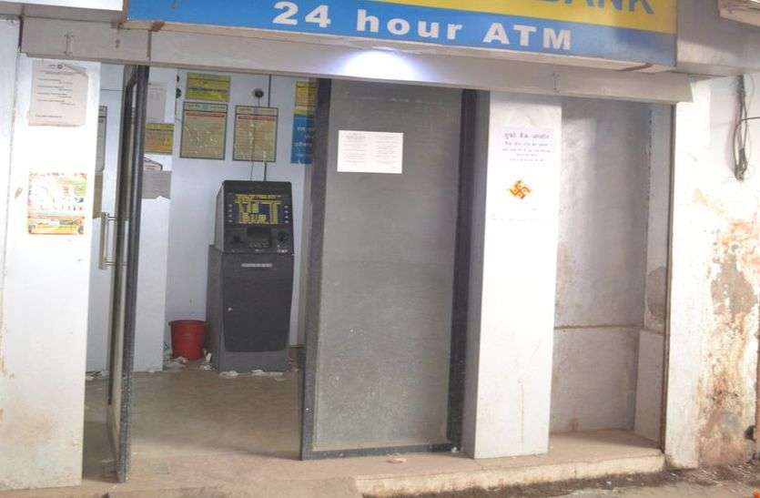 Facilities on ATM in Jalore एटीएम पर 24 घंटे सुविधा का बोर्ड टांग खाताधारकों को लगा रहे चूना