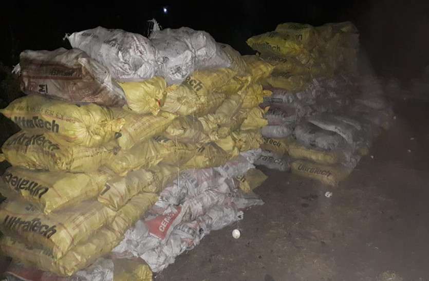1 पुलिस ने 620 बोरी अवैध कोयला जब्त किया
